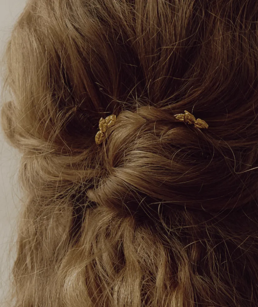 Elise Tsikis Helene bijou cheveux fleur dorée