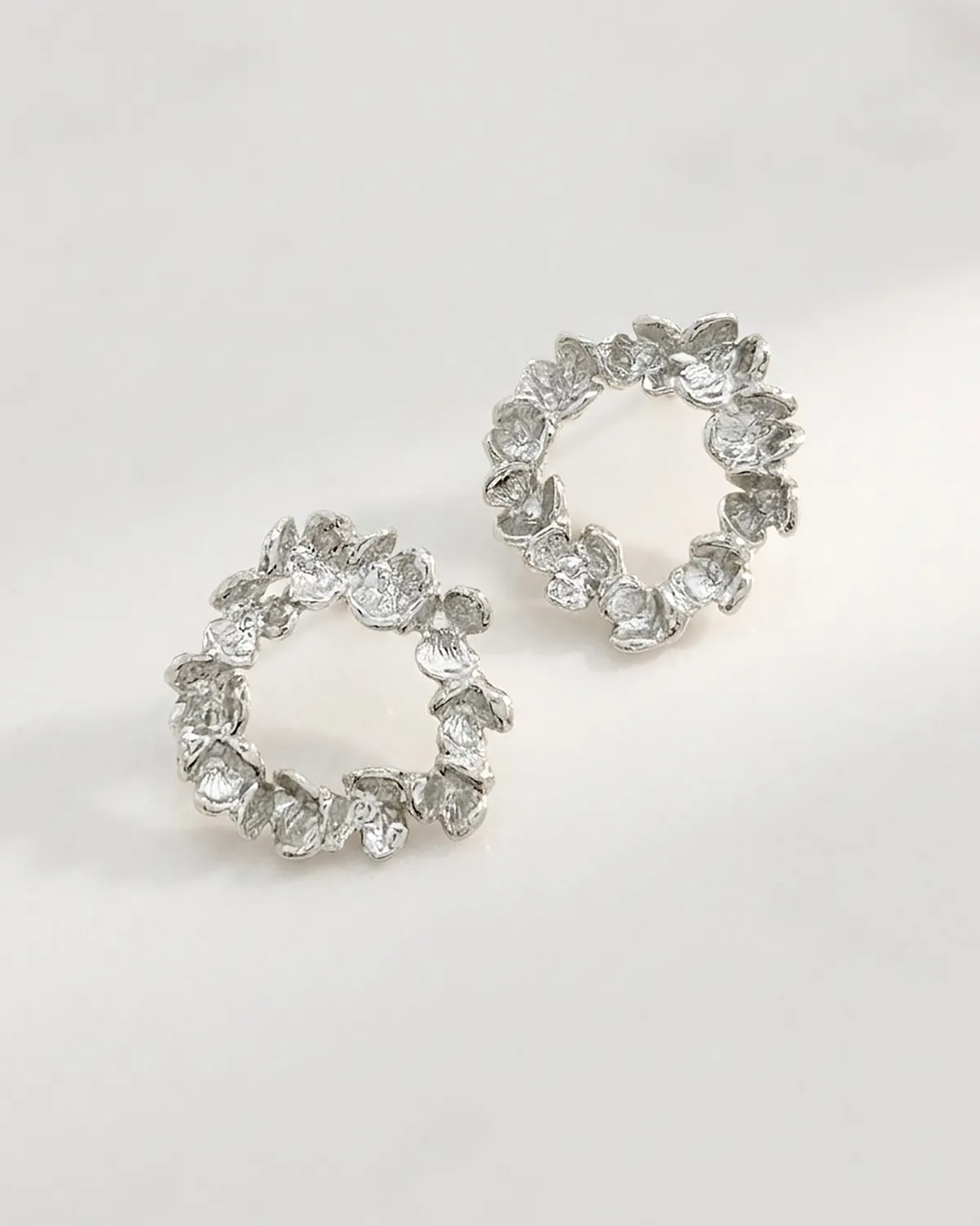 Elise Tsikis Elbe boucles d’oreilles or jaune relief fleur