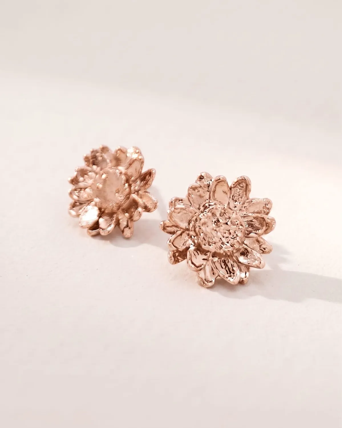 Elise Tsikis Velenne boucles fleur or jaune percées