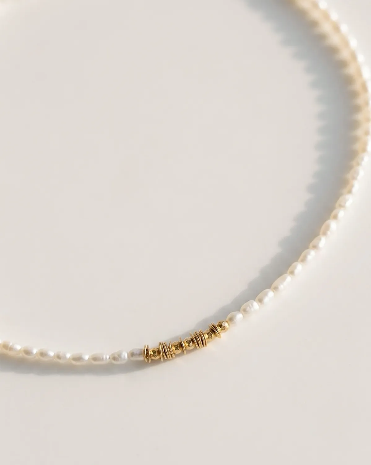 Elise Tsikis Elara collier perles ras du cou doré