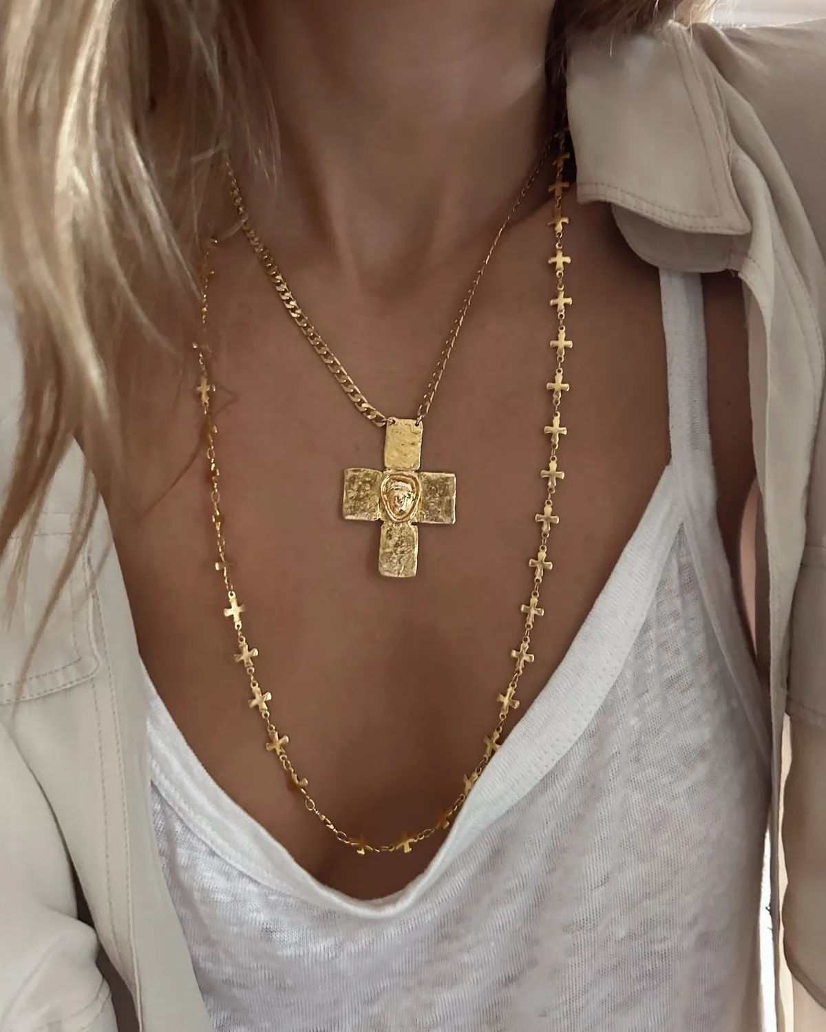 Elise Tsikis Tomboy Delphes collier croix or jaune