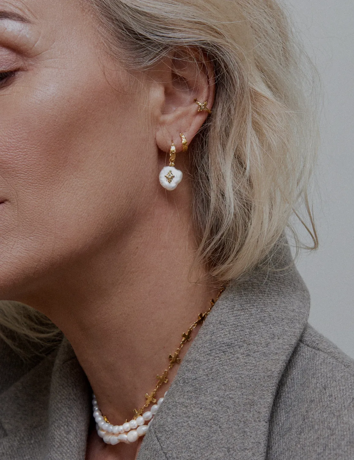 Elise Tsikis Soli earcuff serti blanc doré
