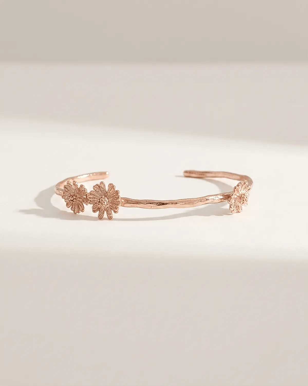 Elise Tsikis Marguerite bracelet jonc or jaune