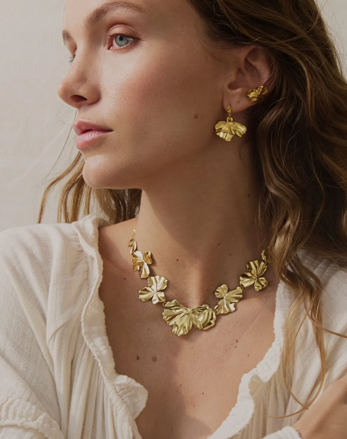 Elise Tsikis Némésis Anomera collier fleurs doré