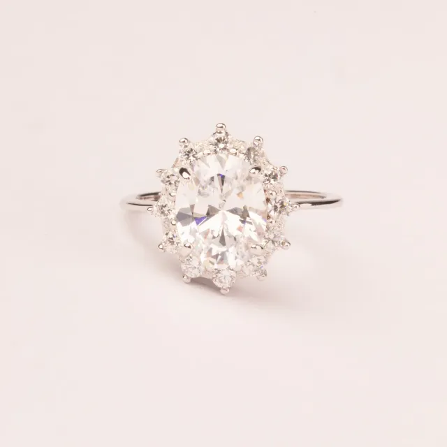 Ultima Edizione Ovale 10x8 bague zircon blanc corolle
