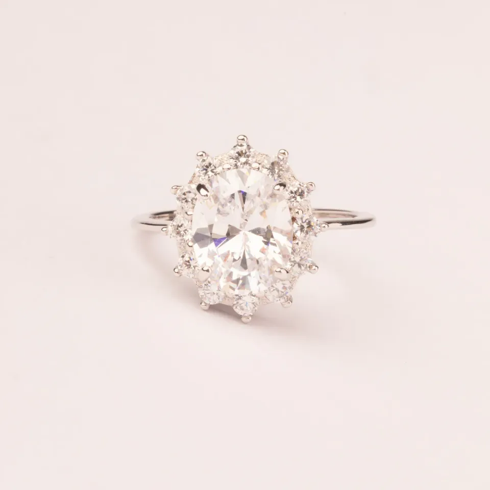 Ultima Edizione Ovale 10x8 bague zircon blanc corolle