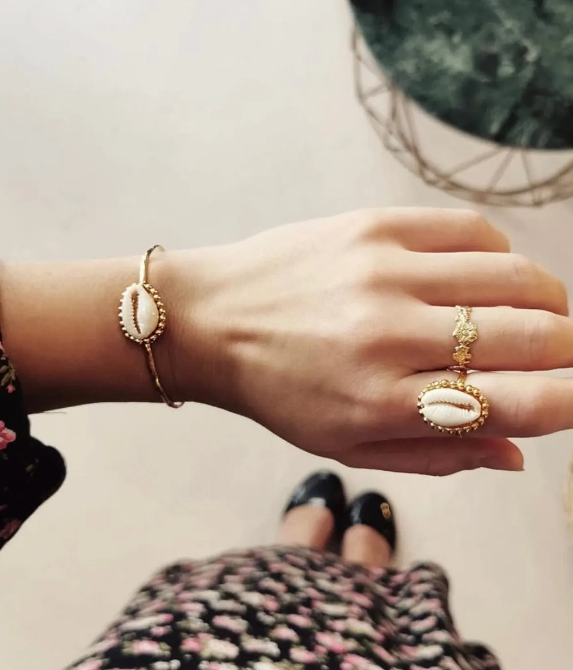 Elise Tsikis Aoia bracelet jonc cauri doré