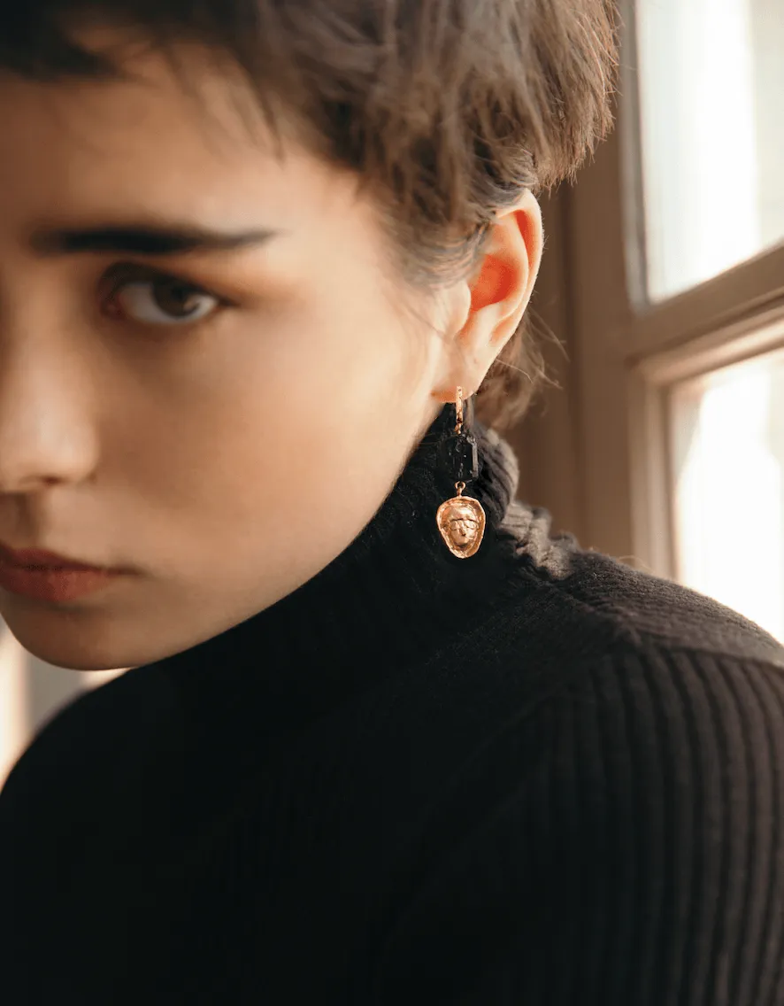 Elise Tsikis Arca boucles pendantes onyx noir doré