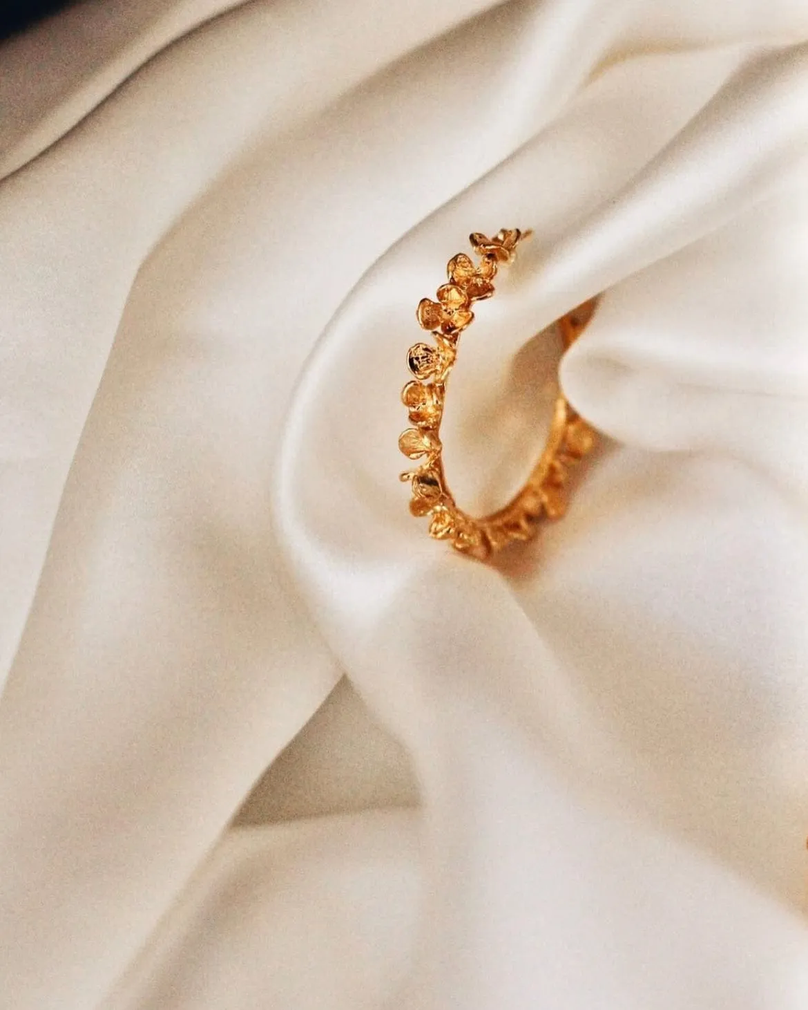 Elise Tsikis Racine créoles boucles d'oreilles or jaune relief fleuri