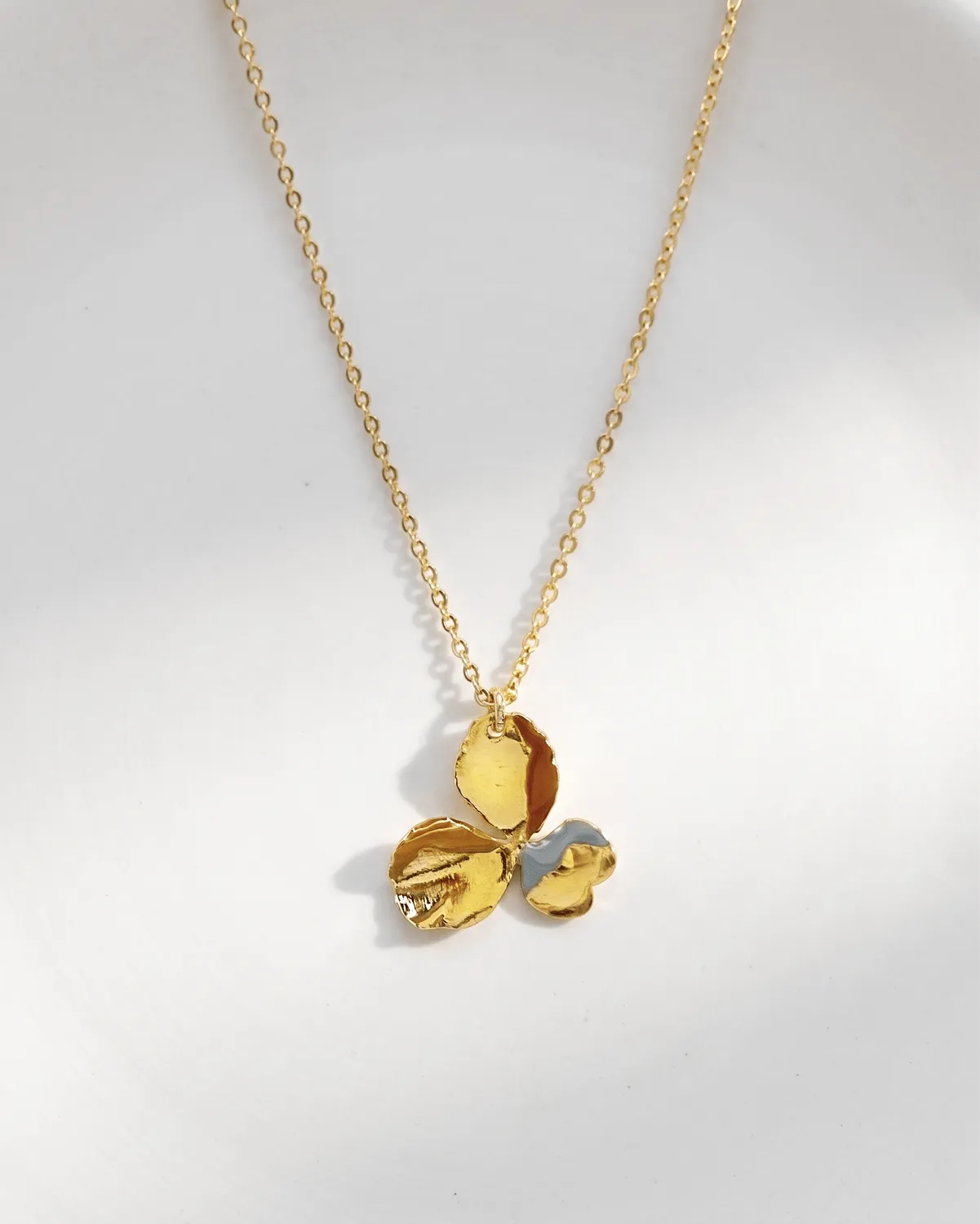 Elise Tsikis Pensée x Dalel Ouasli collier doré 40 cm