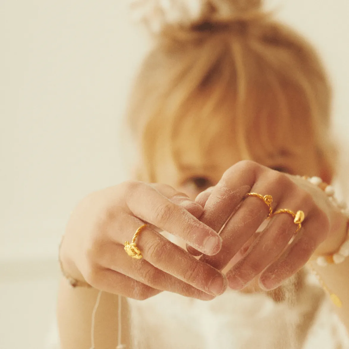 Elise Tsikis Lotis bague enfant réglable dorée noeud