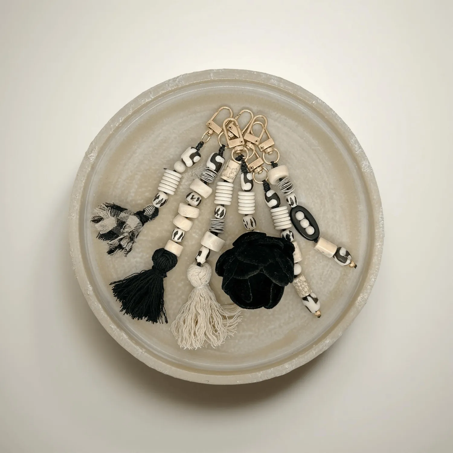 Elise Tsikis Ithaca bijou de sac howlite pompon 17 cm
