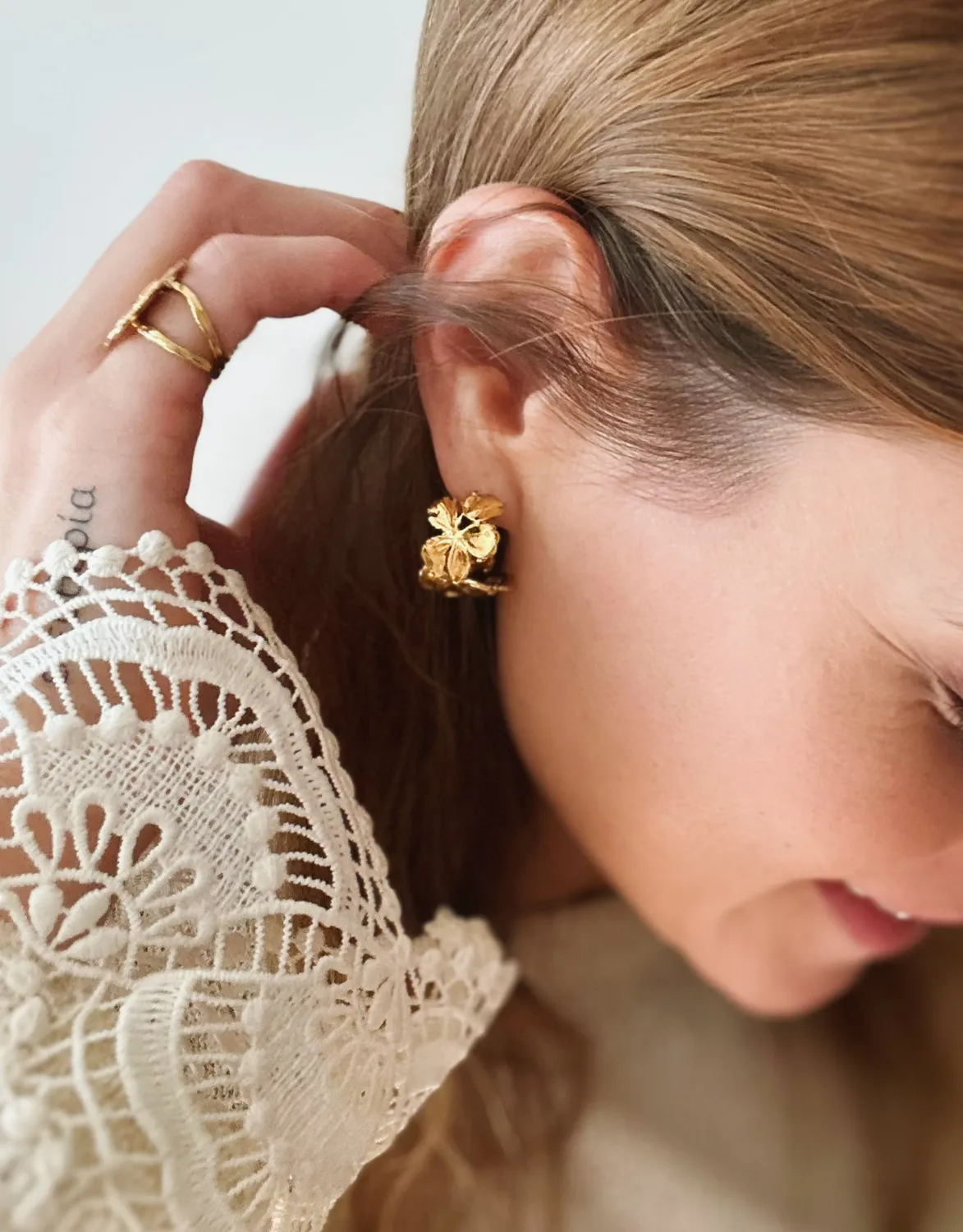 Elise Tsikis Gialova boucles d'oreilles dorées fleur 2 cm