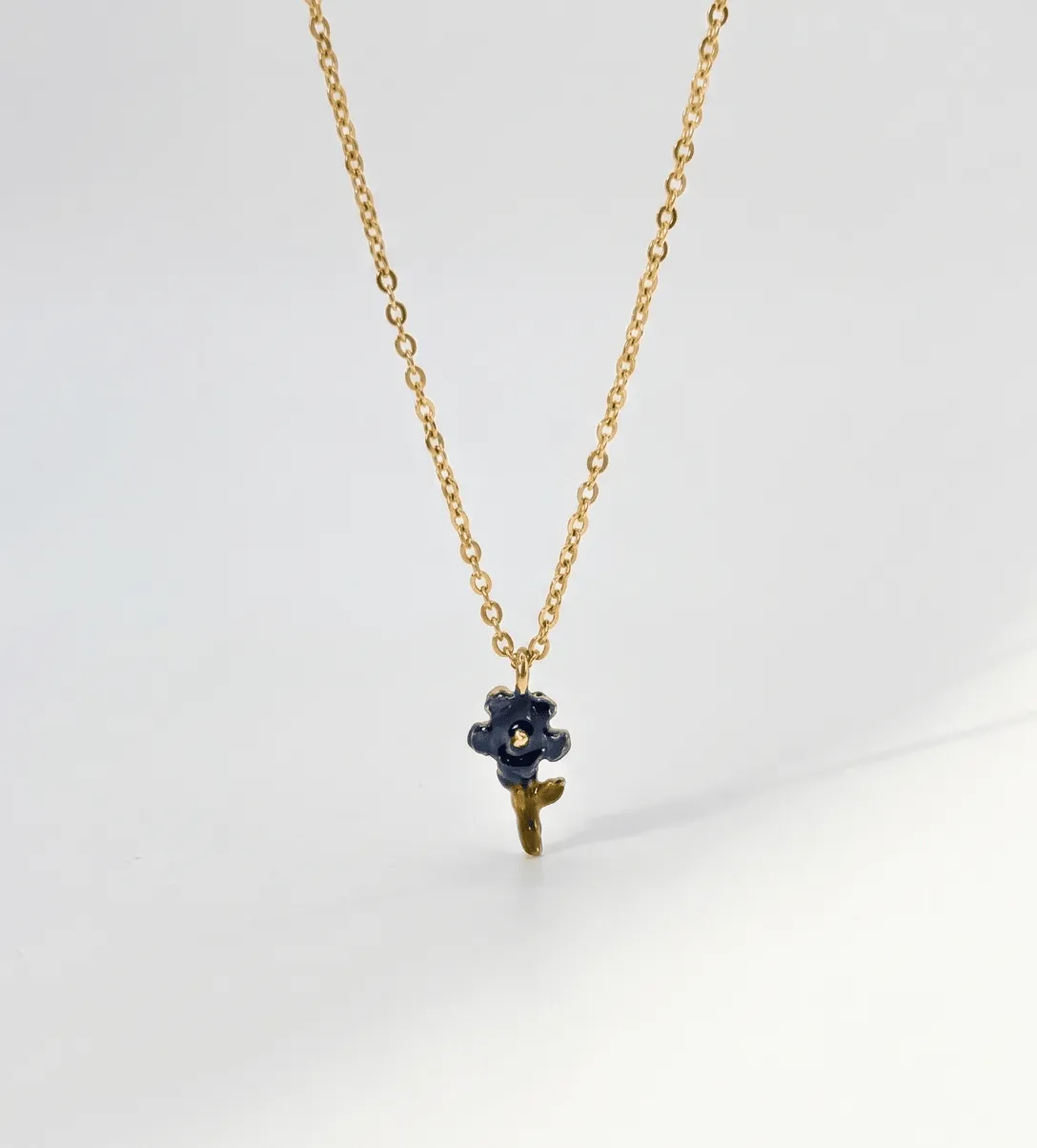 Elise Tsikis Iris collier fleur rose longueur femme doré