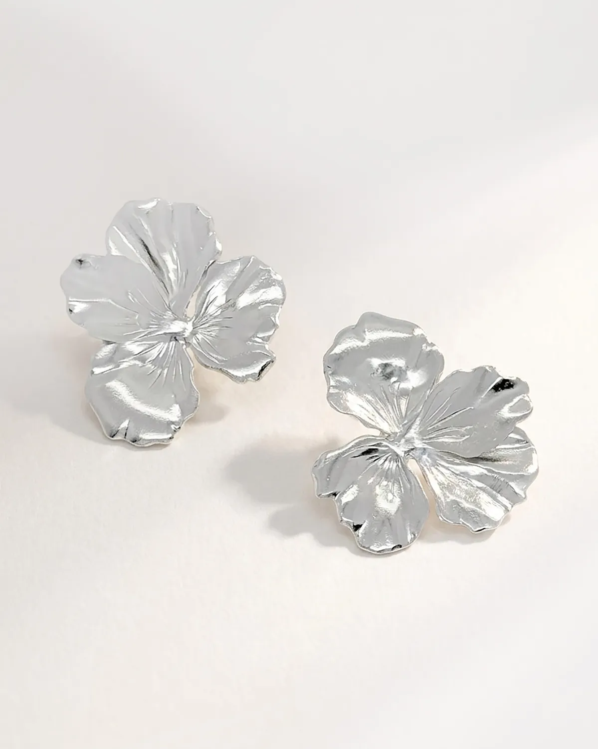 Elise Tsikis Nemesis Medium boucles fleurs or jaune 4 cm
