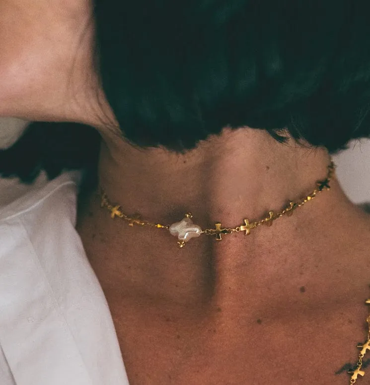 Elise Tsikis Hellenica Nyx collier croix perle doré