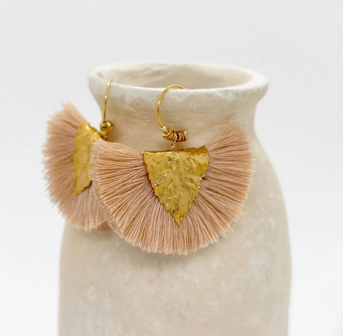 Elise Tsikis Agia boucles d’oreilles blanc pompon doré