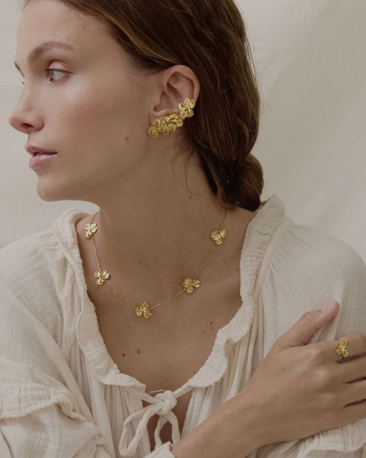 Elise Tsikis Gonia collier fleur doré 40 cm