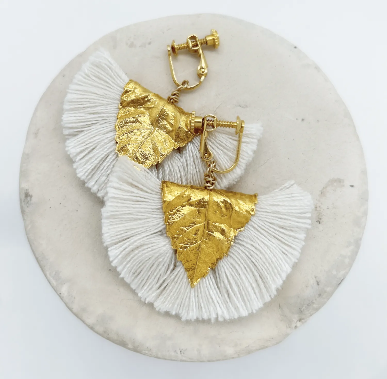 Elise Tsikis Agia boucles d’oreilles blanc pompon doré