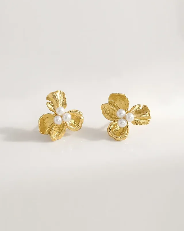 Elise Tsikis Némésis Belakia Pearl boucles perles