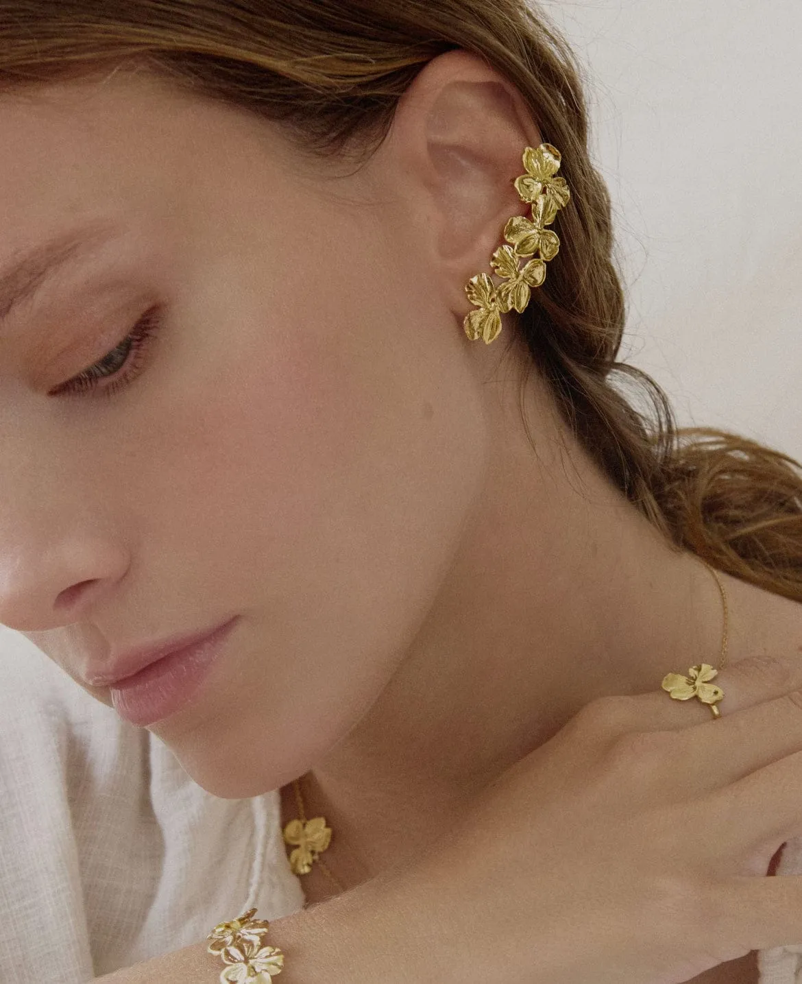 Elise Tsikis Fara earcuff fleurs doré